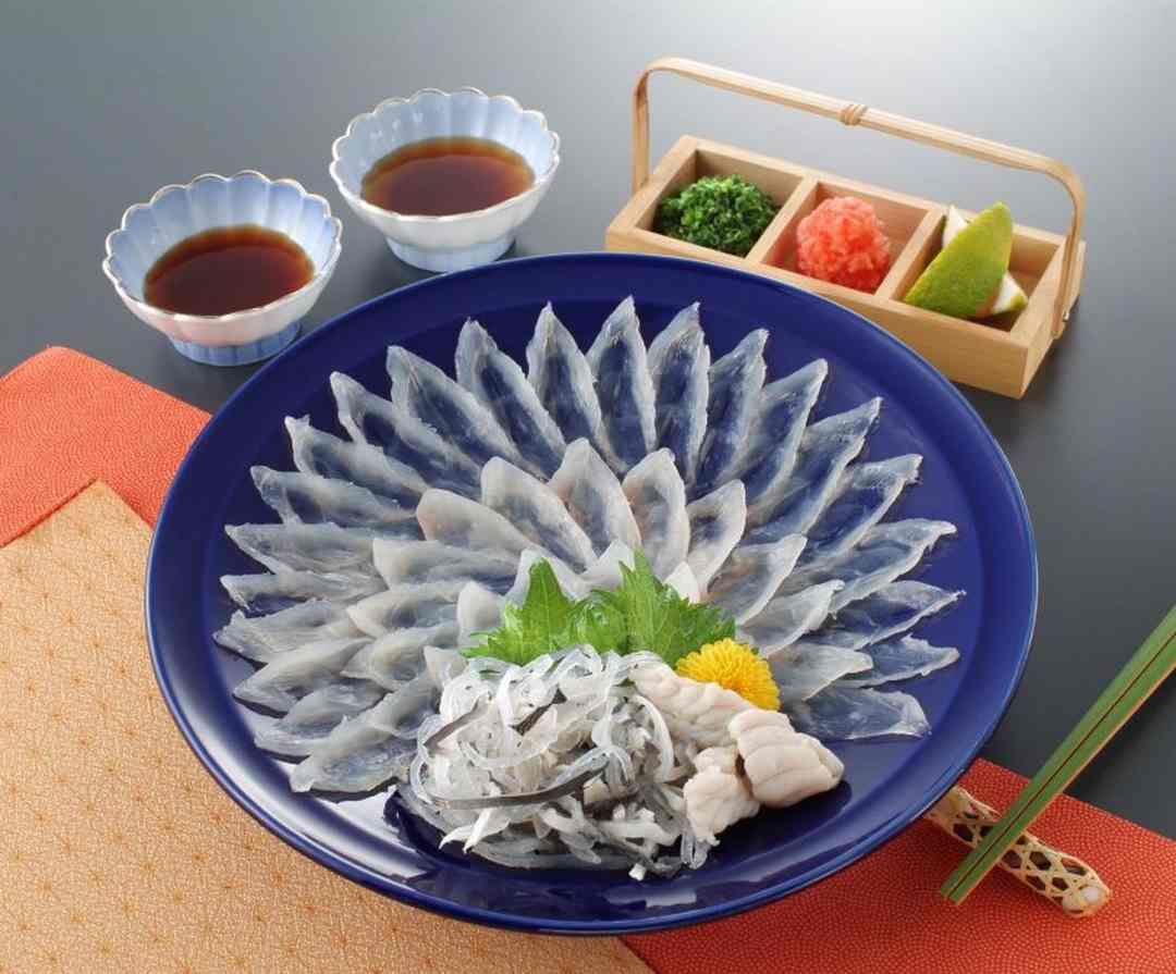 Người ta thường phục vụ sashimi cá nóc trên 1 chiếc đĩa tròn lớn